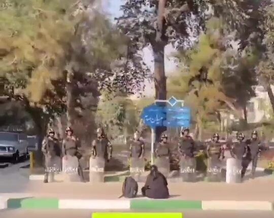 لطف پلیس به یک دختر آشوبگر که فیلمبردارش بهش میگه شجاعت