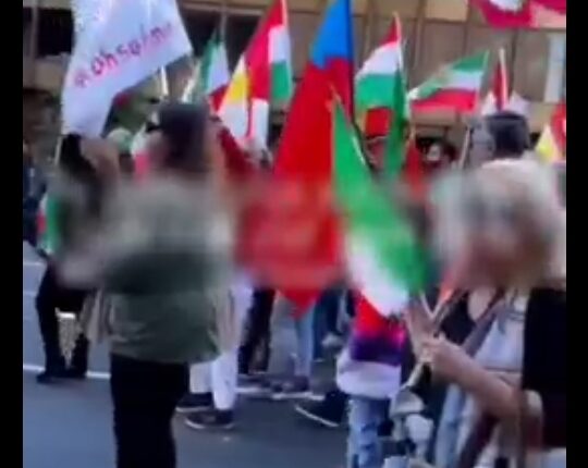 پرچم تجزیه طلبان در تجمع براندازان خارج کشور