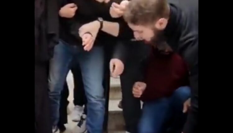 وداع همسر شهید عزالدین با همسر و دو کودکش
