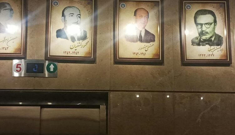 تصویر حسن علی منصوردر ساختمان بیمه