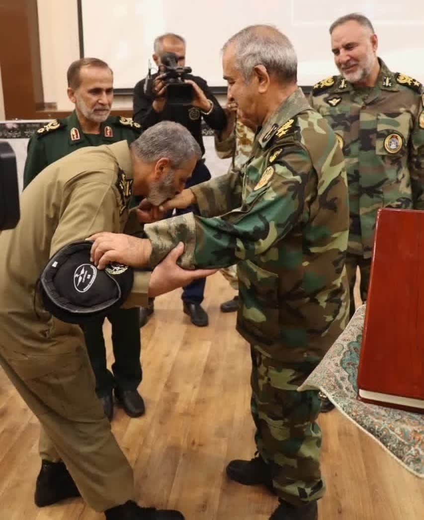 تصویری زیبا از بوسه فرمانده کل ارتش بر دست اسطوره دفاع مقدس