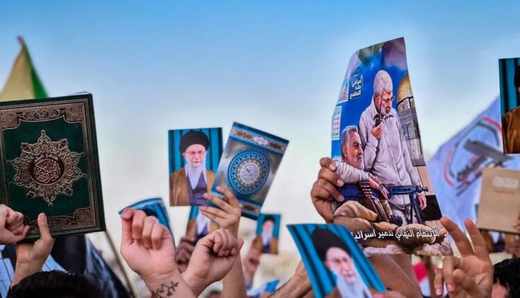 تصاویر رهبرانقلاب در دستان معترضان عراقی