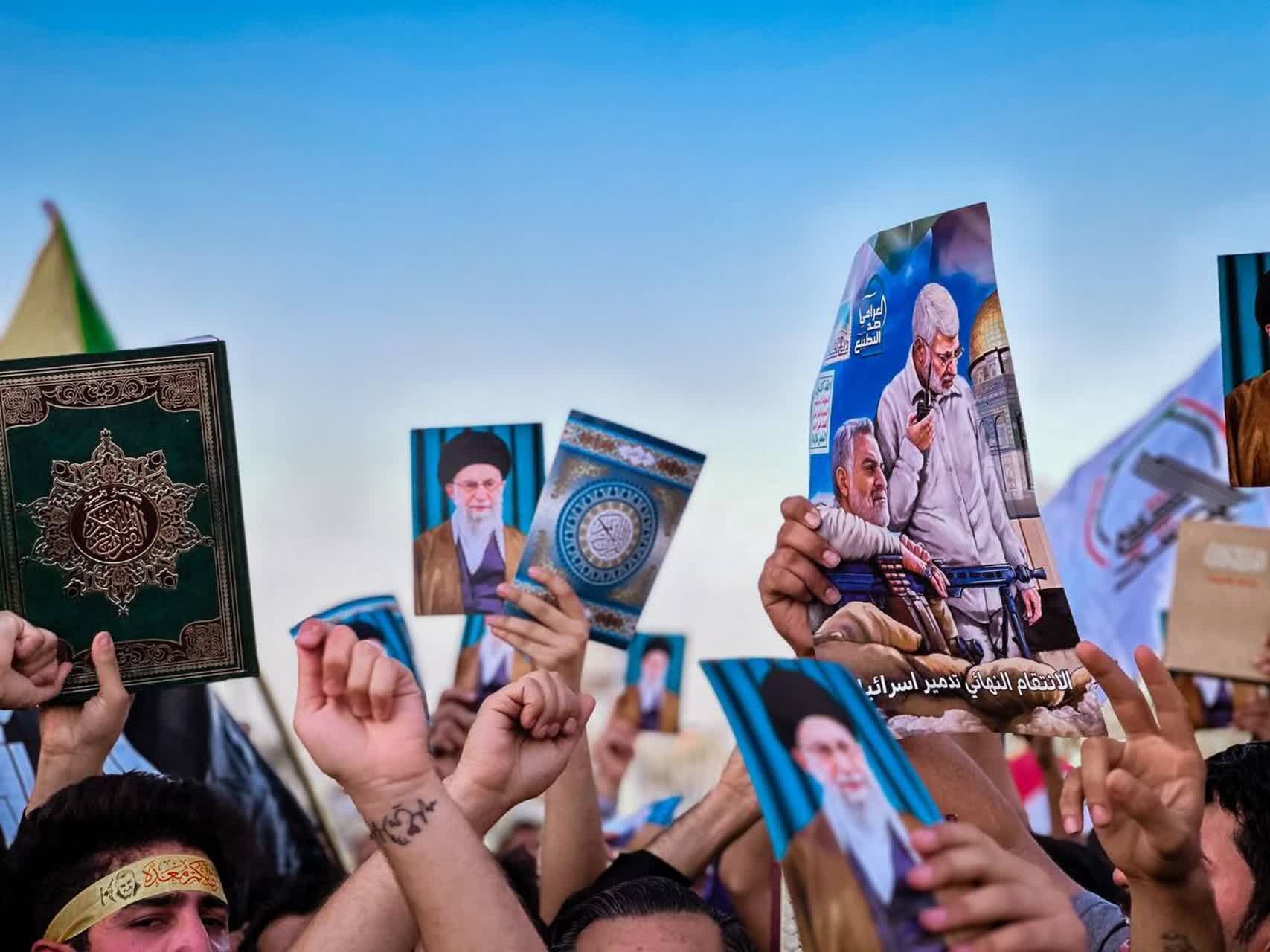 تصاویر رهبرانقلاب در دستان معترضان عراقی