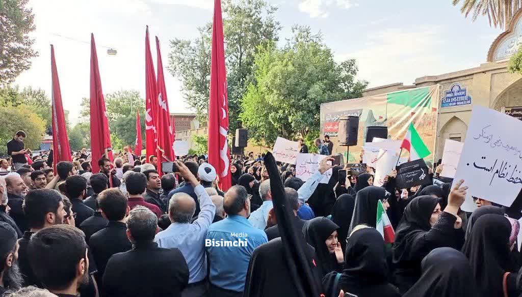 تجمع مردم مقابل نارنجستان شیراز