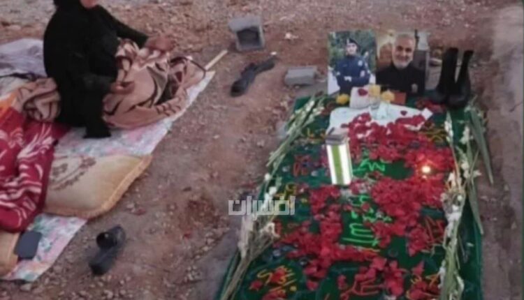 مادرشهید سینا آراسته  کنار مزار پسرش