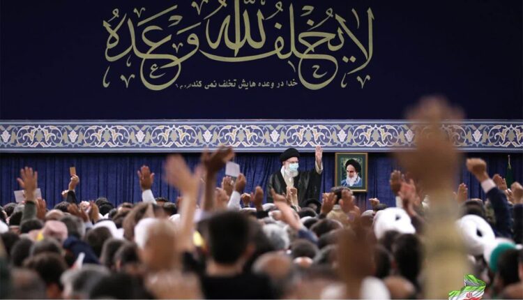 آیه نصب شده در حسینیه‌ی امام خمینی در دیدار مردم سیستان و بلوچستان