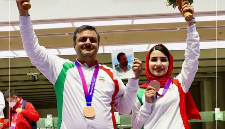 ادای احترام قهرمانان تیراندازی به شهدا