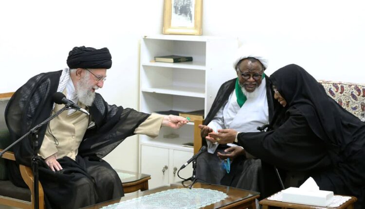 اهدای انگشتر توسط رهبر انقلاب به شیخ ابراهیم زکزاکی و همسر وی