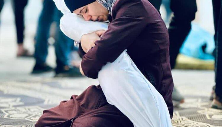 در آغوش مادر