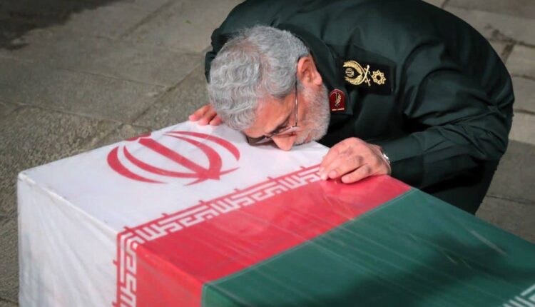 بوسه سردار قاآنی بر تابوت شهید سید رضی موسوی