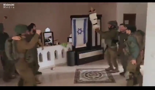 مراسم معنوی سربازان صهیونیست در خانه های اشغالی فلسطینی‌ها