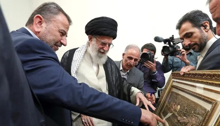 تصویری از شهید «صالح العاروری» در کنار امام خامنه‌ای
