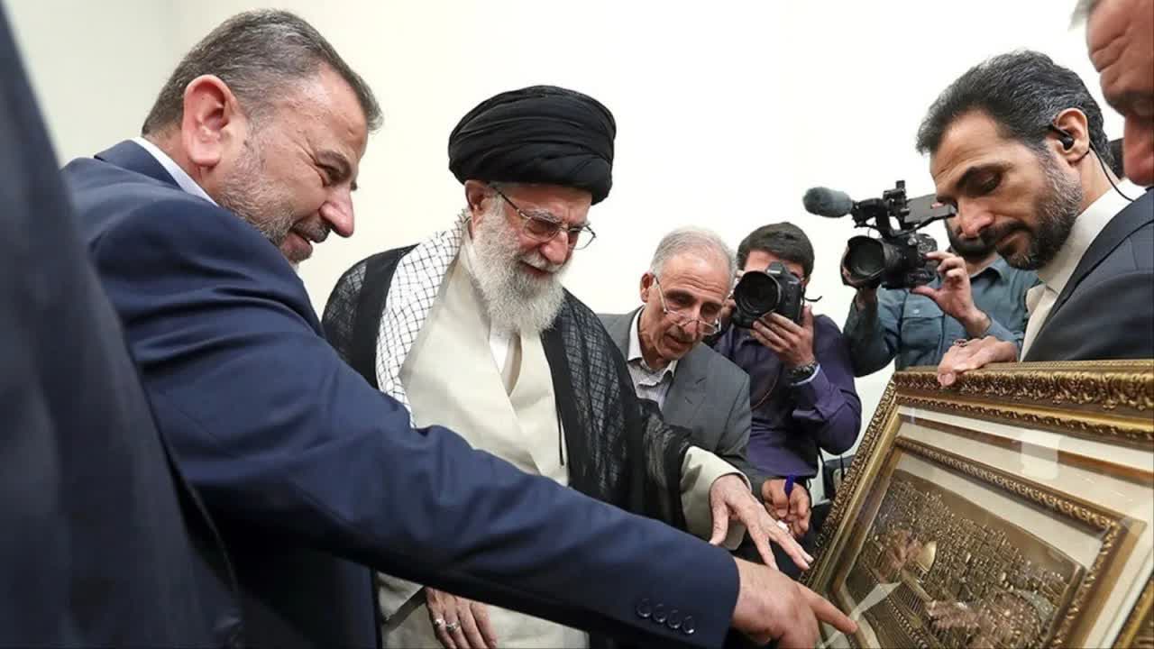 تصویری از شهید «صالح العاروری» در کنار امام خامنه‌ای