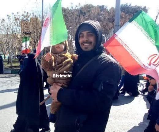 تصویر ماندگار شهید سعید کریمی در راهپیمایی ۲۲ بهمن