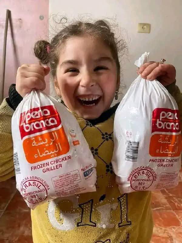 شادی جالب یک کودک فلسطینی در نوار غزه پس از دریافت مرغ