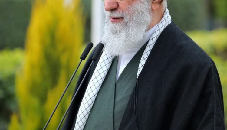 تصویری از رهبرانقلاب  در روز درختکاری