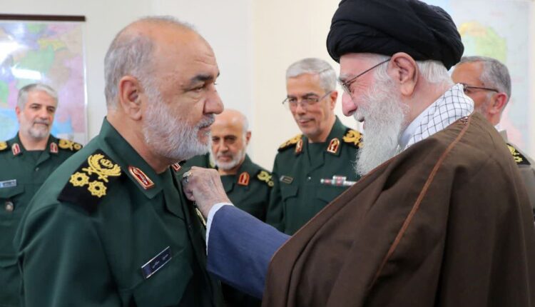 اعطای نشان فتح به فرماندهان کل ارتش و سپاه