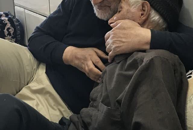تصویری از شهید حاج قاسم در کنار پدر گرامیشان