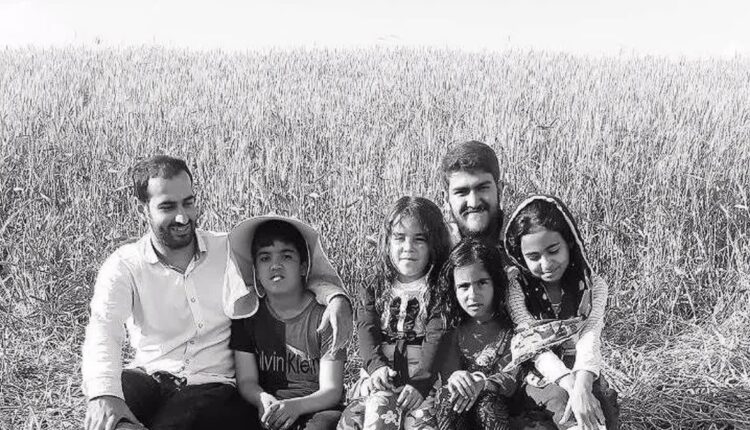 تصویر شهید سید مهدی جلادتی در حال خدمت به مردم