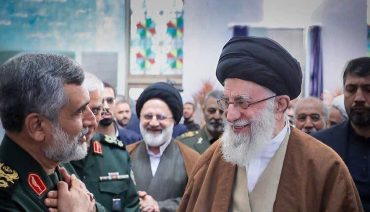 تصویری از سردار حاجی زاده در کنار رهبرانقلاب