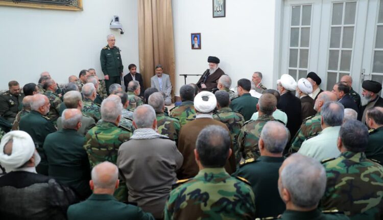 جمعی از فرماندهان نیروهای مسلح با فرمانده کل قوا