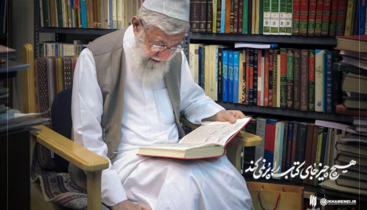 تصویر جدیدی از رهبرانقلاب در کتابخانه‌ی شخصی ایشان
