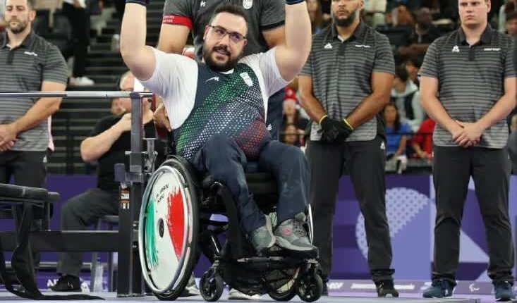 روح الله رستمی مدالشو به رهبر انقلاب تقدیم کرد