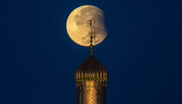 تصاویری ازماه گرفتگی صبح امروز در حرم امیرالمومنین(ع)
