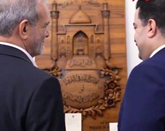 اهدای لوح پیام تقدیر رهبر انقلاب به نخست‌وزیر عراق