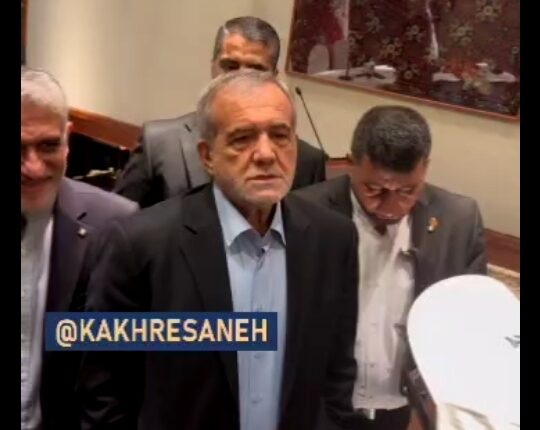 ایرانی حاضر در آمریکا خطاب به پزشکیان: تلفن را بردارید و مشکلات را با آمریکا حل کنید!
