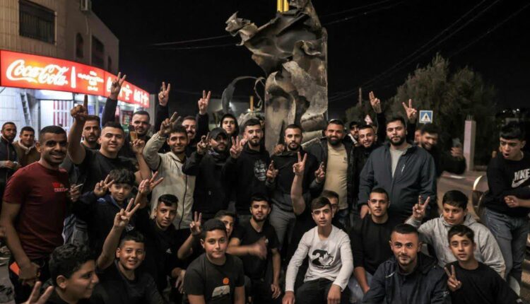 عکس یادگاری جوانان فلسطینی با بوستر موشک‌های ایرانی