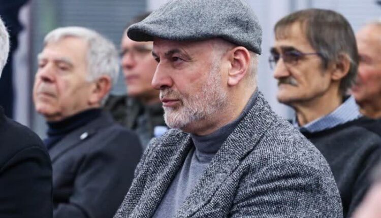 سرمربی استقلال خوزستان: جنگ شود، اسلحه دست می‌گیرم و با آمریکا می‌جنگم