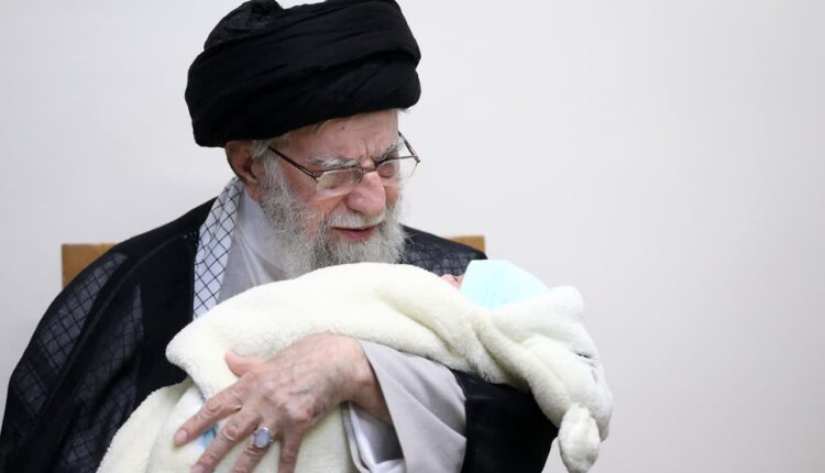 اذان و اقامه گفتن رهبر انقلاب در گوش نوزاد شهید حمزه جهاندیده