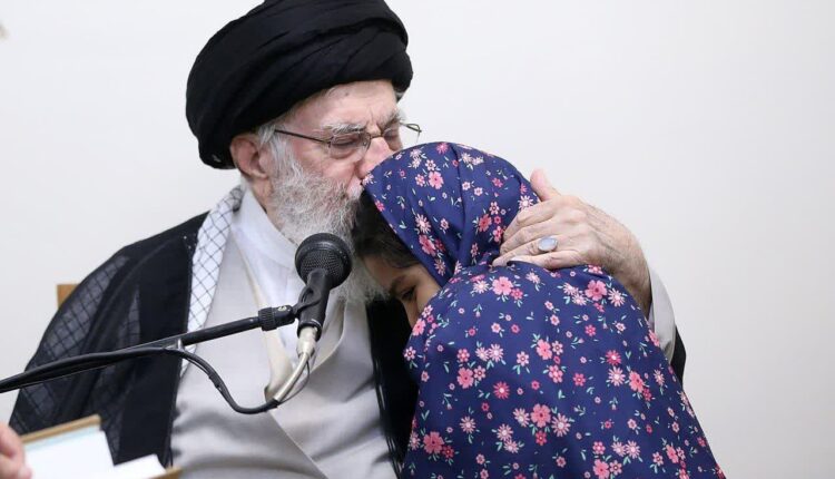 دیدار دختر شهید جهاندیده با رهبرانقلاب
