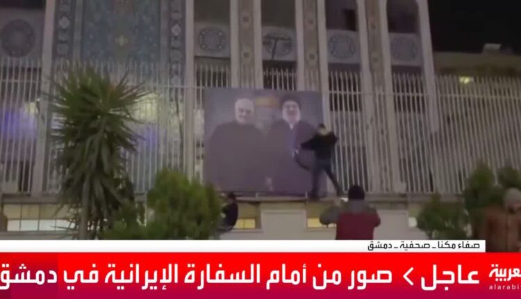 کنده شدن پوستر سید حسن نصرالله و قاسم سلیمانی