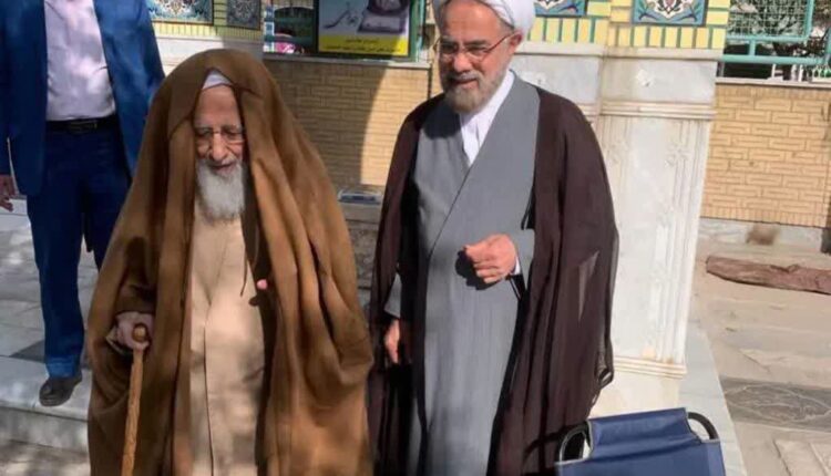 حضور آیت‌الله جوادی آملی بر سر مزار همسرشان