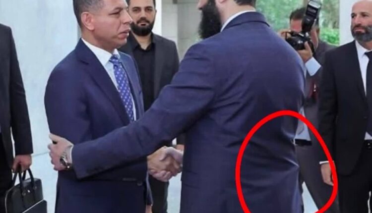 الجولانی در دیدارهای خود سلاح حمل می‌کند!