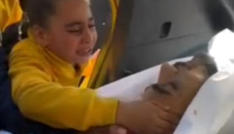 وداع دردناک دختر فلسطینی با پدر شهیدش