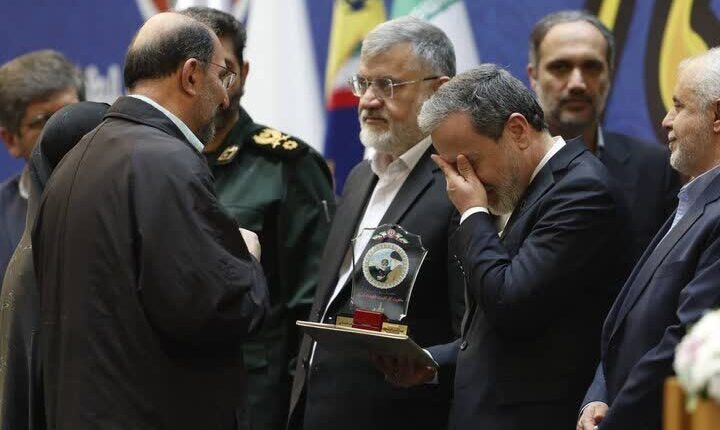 اهدای انگشتر شهید حاج قاسم سلیمانی به عباس عراقچی