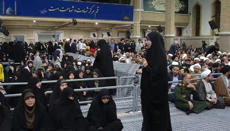 حال و هوای حسینیه امام خمینی(ره) پیش از آغاز دیدار  مردم قم با رهبر انقلاب
