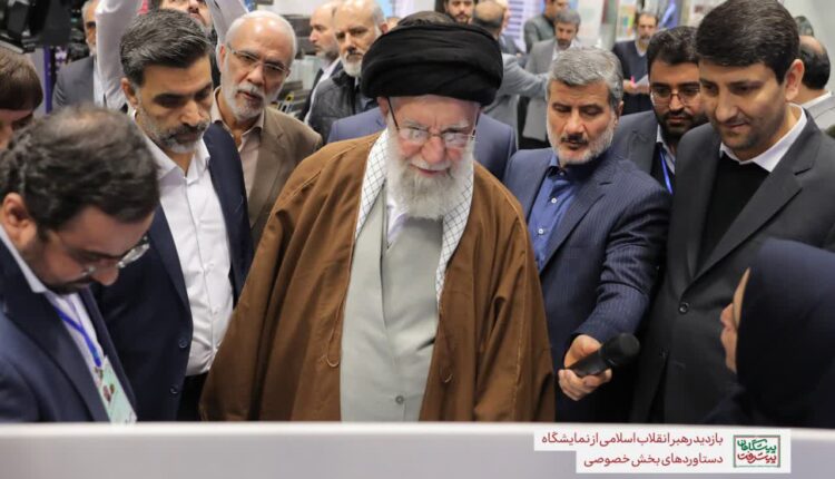 رهبر انقلاب در بازدید از نمایشگاه توانمندی‌ها و دستاوردهای بخش خصوصی