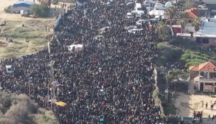 جمعیتی که منتظرند تا به شمال غزه باز گردند