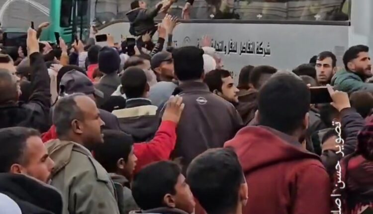 استقبال مردم از اتوبوس اسرای آزاد شده فلسطینی