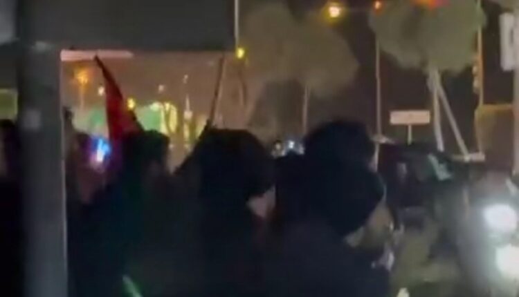 برافراشته شدن پرچم ایران توسط شهروندان لبنانی در فرودگاه بیروت