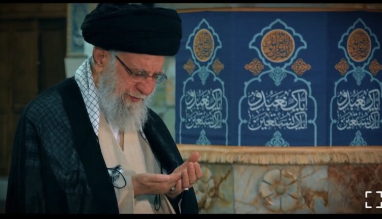لحظاتی از حضور رهبر انقلاب در مسجد جمکران