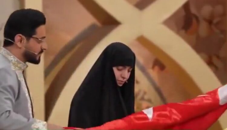 اهدای پرچم مطهر حرم امام حسین به دختر شهید نصرالله