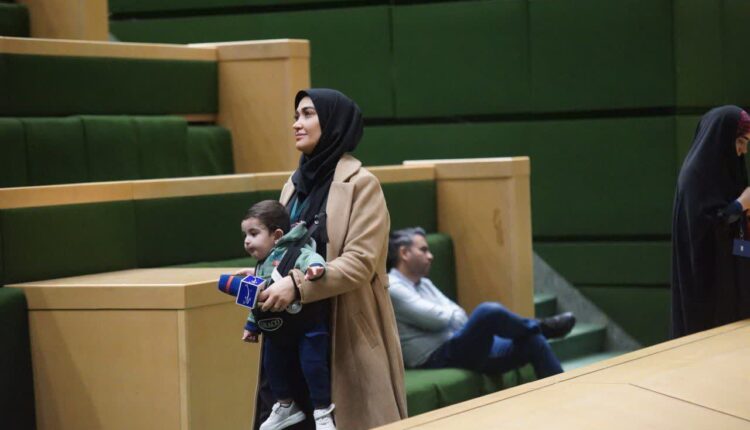 مادری خبرنگار همراه با فرزند خردسالش در مجلس