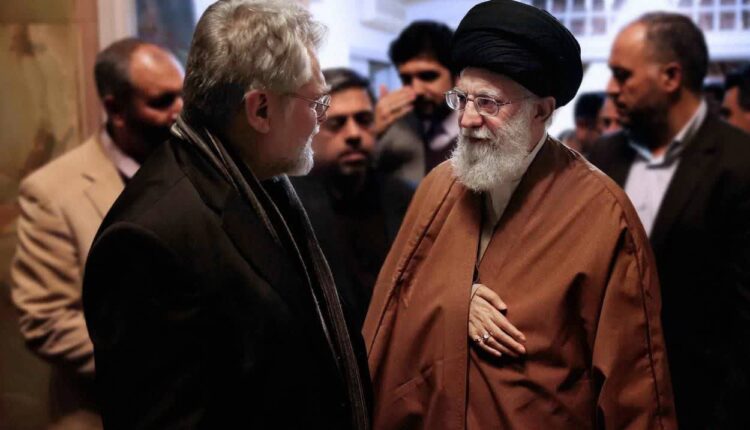 تصویری از حاج نادر طالب‌زاده در کنار رهبر معظم انقلاب