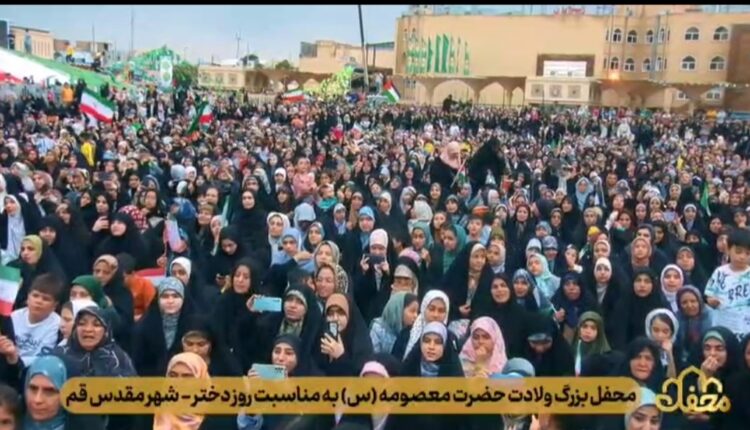 همخوانی دلنشین سوره کوثر توسط دختران و میزبانان برنامه محفل