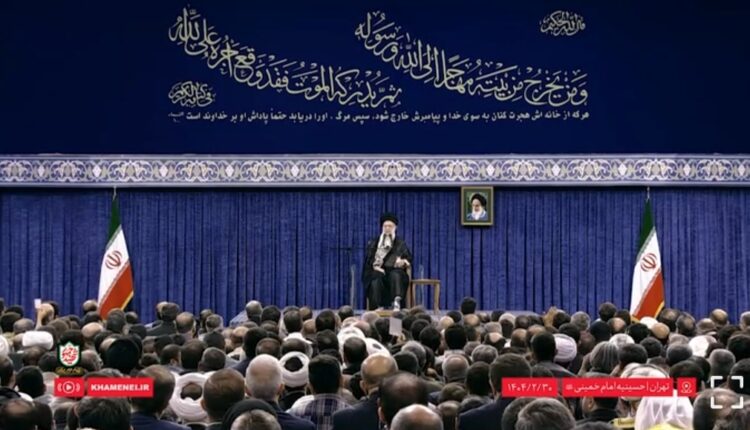رهبر انقلاب: شهید رئیسی خود را از مردم برتر نمی‌دانست